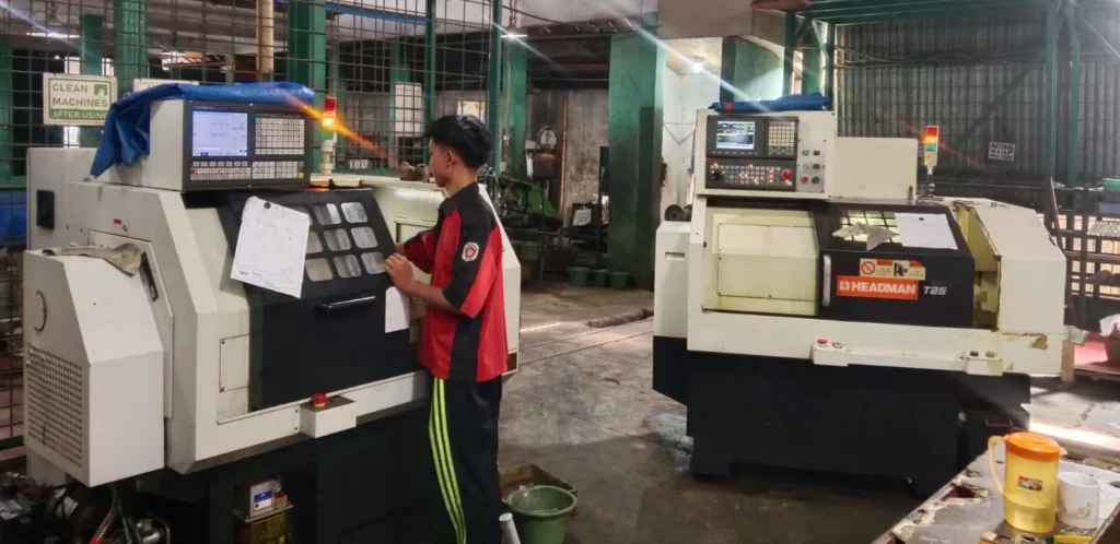 harga mesin bubut cnc bekas sedang dioperasikan